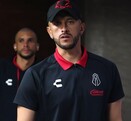 Camilo Vargas caminando por los pasillos del Estadio Jalisco previo a un partido con Atlas.