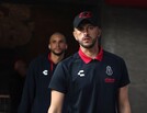 Camilo Vargas caminando por los pasillos del Estadio Jalisco previo a un partido con Atlas.