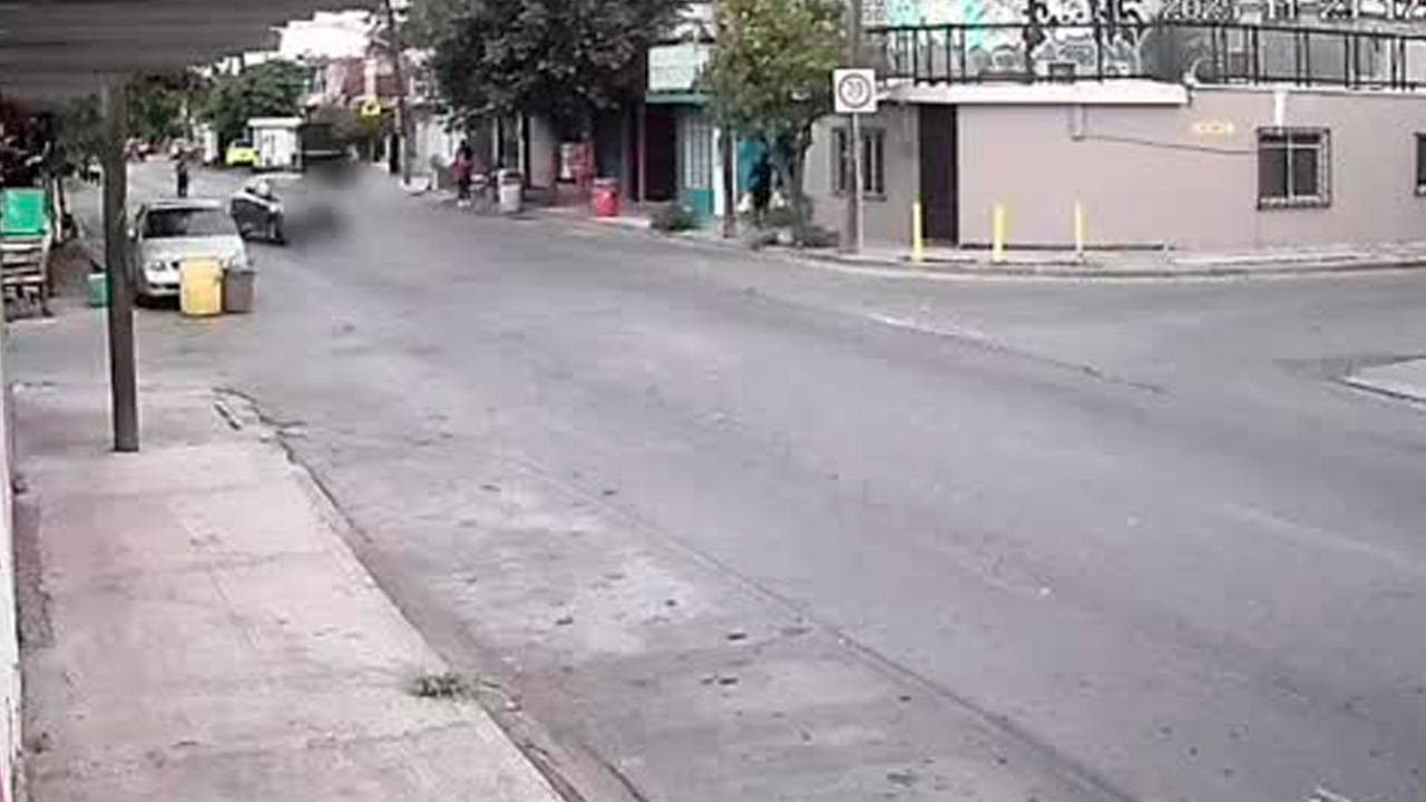 Un automovilista huyó sin asumir responsabilidad después de arrollar a una mujer de la tercera edad en la colonia Las Flores en el municipio de Monterrey.