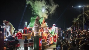 La Caravana Coca Cola circula por calles de diversas ciudades de México compartiendo el espíritu navideño