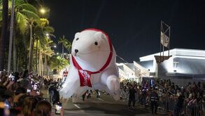 Caravana Coca-Cola circulando por calles de Veracruz con desfile de luces y música