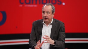 Carlos Garza Ibarra, tesorero de Nuevo León, hablando en entrevista