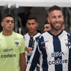 Sergio Ramos y Santiago Mele en el túnel del Gigante de Acero previo a salir a jugar con Rayados .
