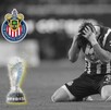 Composición de imagen en blanco y negro de un jugador de Chivas de rodillas con las manos en la cabeza, junto al escudo del club y un trofeo dorado con brillo