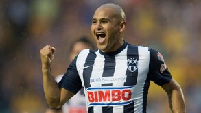 Humberto Suazo celebrando un gol en su etapa con Rayados en el año 2012.