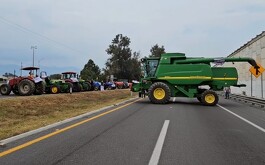 Tractores y camiones bloquen el paso en carretera a Ciudad Guzmán