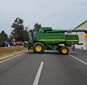Tractores y camiones bloquen el paso en carretera a Ciudad Guzmán