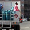 Camioneta repartidora de cilindros de gas LP en conjunto habitacional de Puebla.