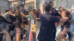 Policías presuntamente agrediendo a una menor de edad durante un operativo en la colonia Luis Donaldo Colosio de Torreón,