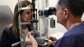 Mujer en chequeo de vista