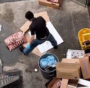 Hombre lanzando carne al suelo.