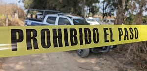 Primer plano de una cinta de seguridad amarilla con letras negras que dice 