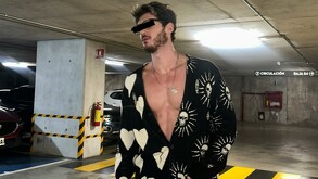 Fede Dorcaz posando en un estacionamiento de la Ciudad de México días antes de su asesinato.