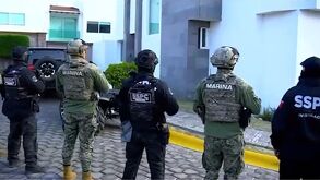 Momento del cateo en Lomas de Angelópolis, dónde fueron detenidos miembros de una banda.