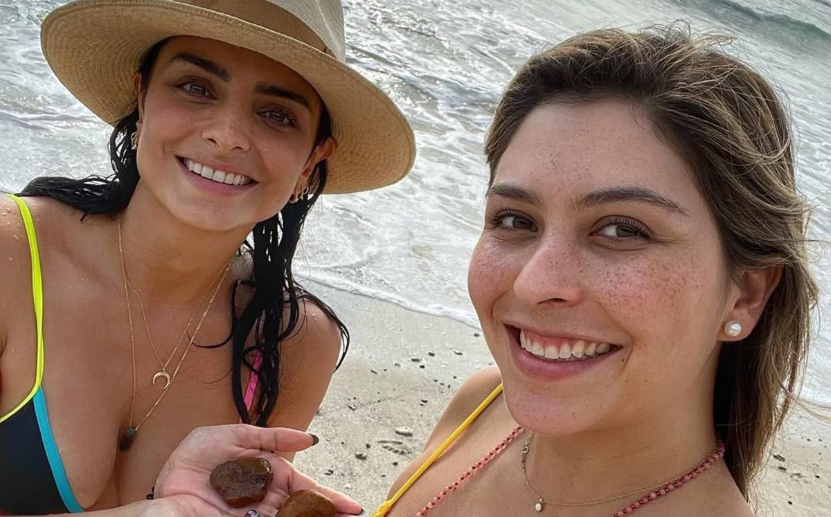 Aislinn y Michelle, medias hermanas en la playa