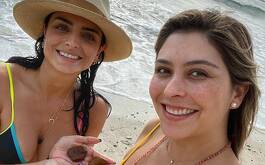 Aislinn y Michelle, medias hermanas en la playa