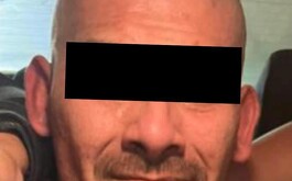 Hombre con línea negra en los ojos, calvo