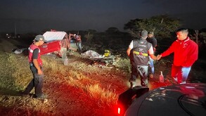 Camioneta involucrada en choque en carretera libre Durango-Torreón donde cuatro personas murieron.
