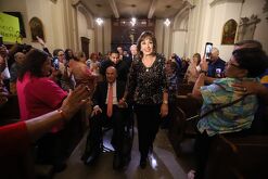 Imagen de la Lic. María Julia Lafuente junto a su esposo.