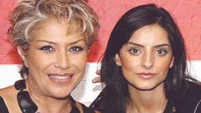 Aislinn Derbez y su madre.