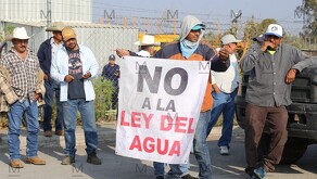 Agricultores de Guanajuato reunidos a las afueras del distrito 011 en protesta por la propuesta de la Ley de Aguas Nacionales.