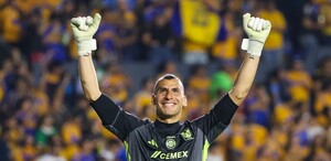 Nahuel Guzmán festejando una victoria en un partido con los Tigres UANL.