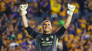 Nahuel Guzmán festejando una victoria en un partido con los Tigres UANL.