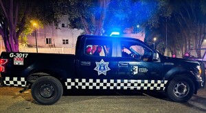 Patrulla de la Policía de Guadalajara con la sirena encendida estacionada en calles de la colonia San Vicente durante la noche