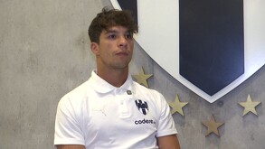 Oliver Torres sentado en la entrevista con Multimedios Deportes.