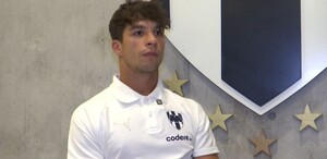 Oliver Torres sentado en la entrevista con Multimedios Deportes.