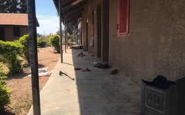 Escuela en Nigeria con algunas prendas en el piso