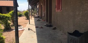 Escuela en Nigeria con algunas prendas en el piso