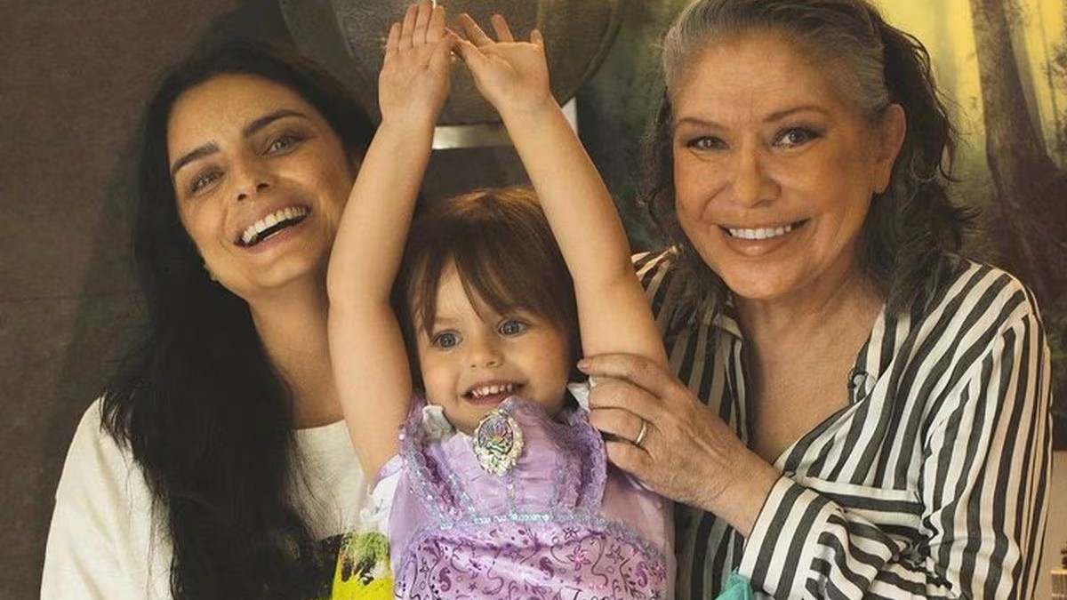 Gabriela Michel, Aislinn Derbez y su hija.