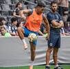 Luis Chávez entrenando con Rayados bajo la supervisión del auxiliar técnico y ex jugador del Monterrey, Nicolás Sánchez.