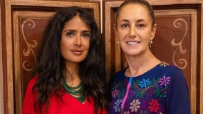 La presidenta de México Claudia Sheinbaum junto a la actriz mexicana Salma Hayek