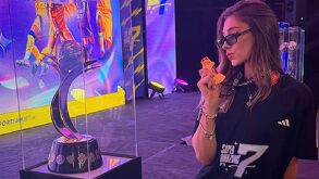 Tatiana Flores posando para una fotografía en los festejos de Tigres femenil tras ganar el campeonato del Apertura 2025 ante América.