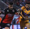 Javier Aquino en el partido de Tigres vs Xolos del Apertura 2017 en el Estadio Canliente.