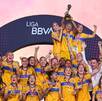 Jugadoras de Tigres levantando y festejando el campeonato del Apertura 2025 ganado en el estadio Universitario.