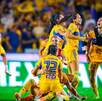Jugadoras de Tigres femenil celebrando la victoria ante América que las convirtió en campeonas de la Liga MX 2025.