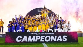 Tigres Femenil alzando el campeonato del Apertura 2025 en el Estadio Universitario.