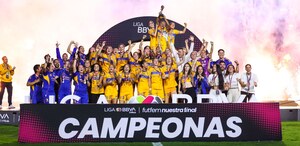 Tigres Femenil alzando el campeonato del Apertura 2025 en el Estadio Universitario.