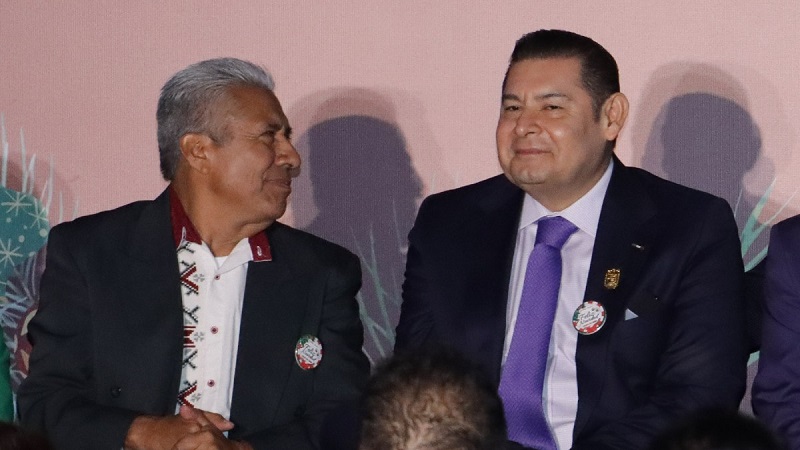 Manuel Viveros Narciso, titular de la SEP, junto con el gobernador Alejandro Armenta.