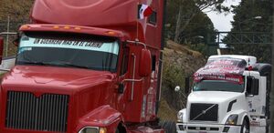 Vehículos de transporte de carga durante una manifestación en México.