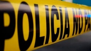 hay una cintilla amarilla de precaución y de fondo dice policía no pasar.