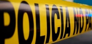 hay una cintilla amarilla de precaución y de fondo dice policía no pasar.