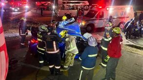 Imagen de como quedó un auto Subaru luego de protagonizar un siniestro vial en la Vía Atlixcáyotl de Puebla.