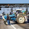 Tractor azul en medio de la carretera bloqueando casetas de Michoacán con agricultores manifestantes alrededor