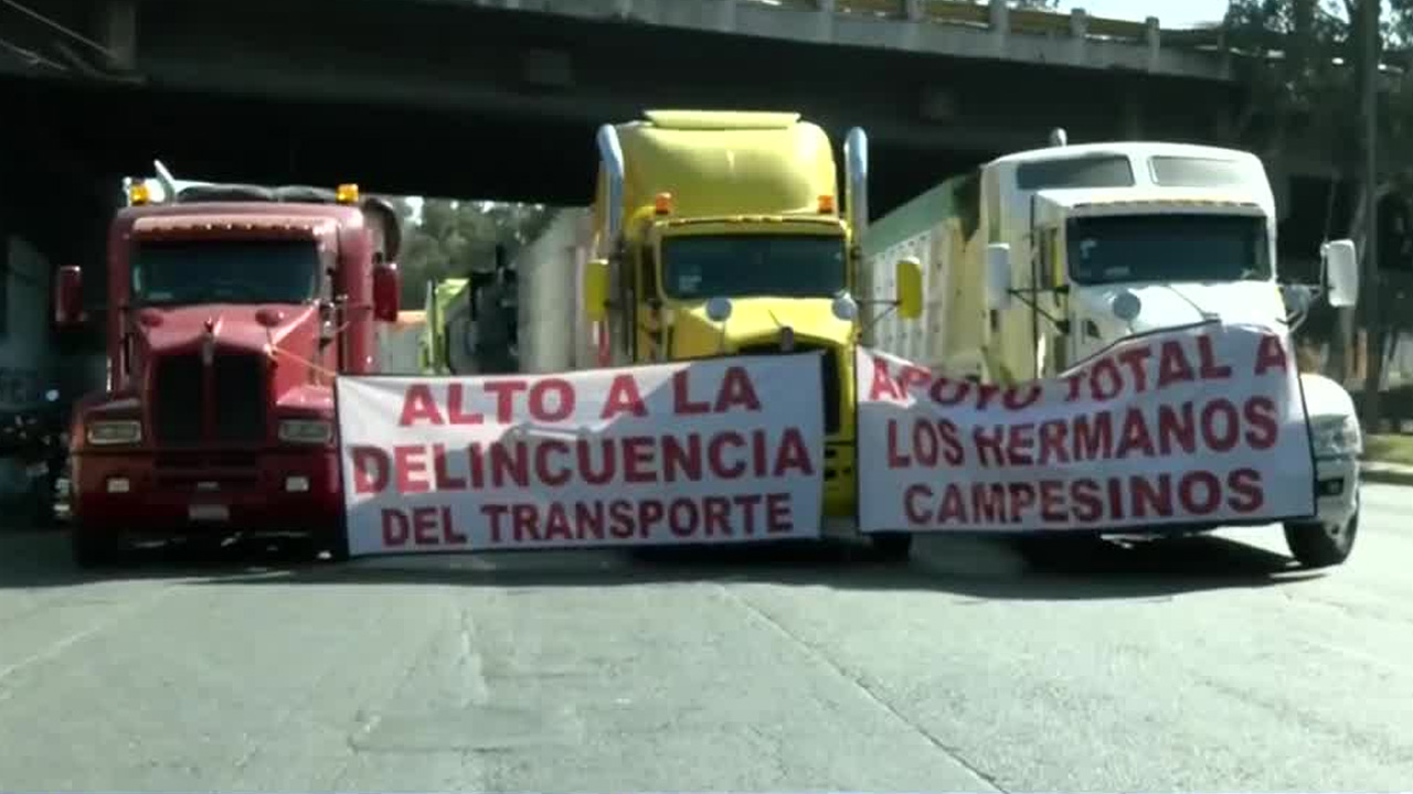 Transportistas y agricultores realizaron un bloqueo nacional el 24 de noviembre para exigir mayor seguridad en carreteras.