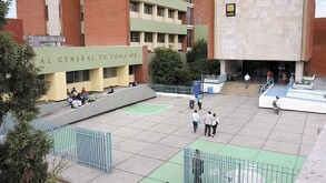Se observa un hospital con letrerro que dice Hospital de zona número 2, hay personas caminando.