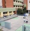 Se observa un hospital con letrerro que dice Hospital de zona número 2, hay personas caminando.